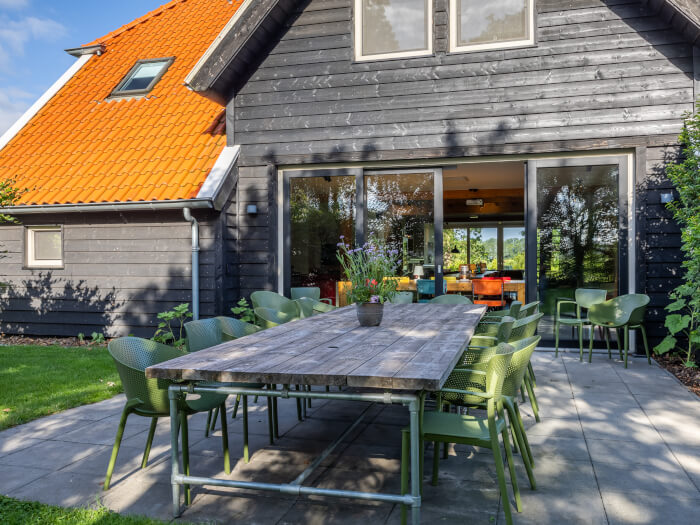 Groepsaccommodatie in Zuidvelde (Drenthe) voor 16 personen met 8 slaapkamers en 7 badkamers.