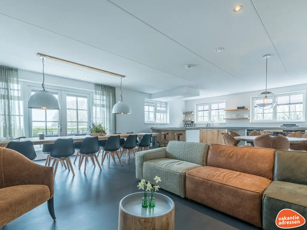 Groepsaccommodatie in Den Burg (Waddeneilanden) voor 13 personen met 6 slaapkamers en 6 badkamers.
