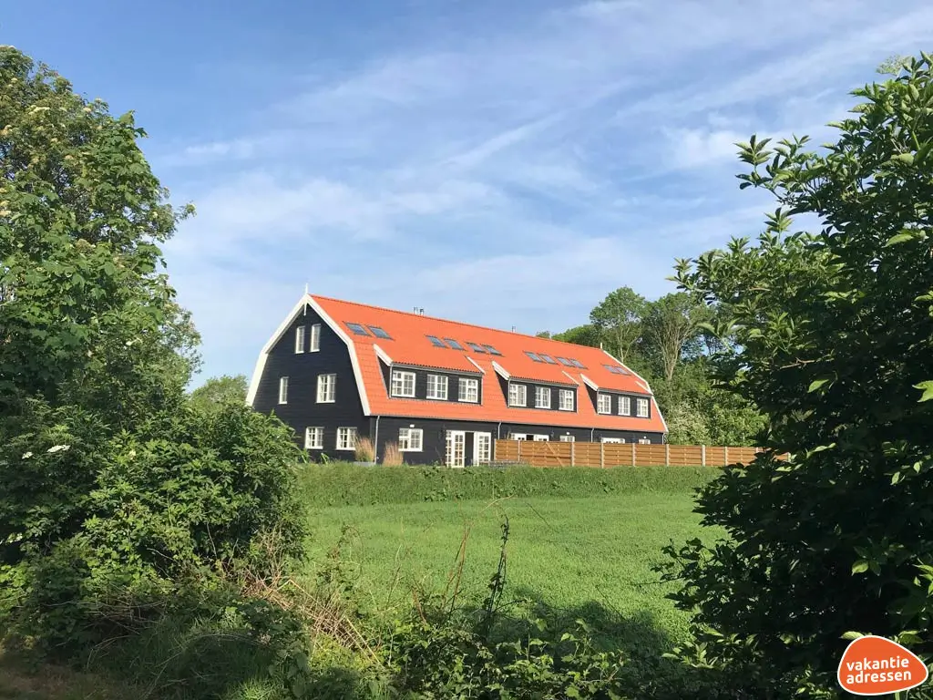 Groepsaccommodatie in Den Burg (Waddeneilanden) voor 13 personen met 6 slaapkamers en 6 badkamers.