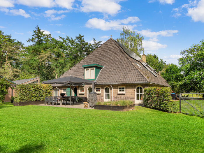 Groepsaccommodatie in Zelhem (Gelderland) voor 12 personen met 4 slaapkamers en 2 badkamers.