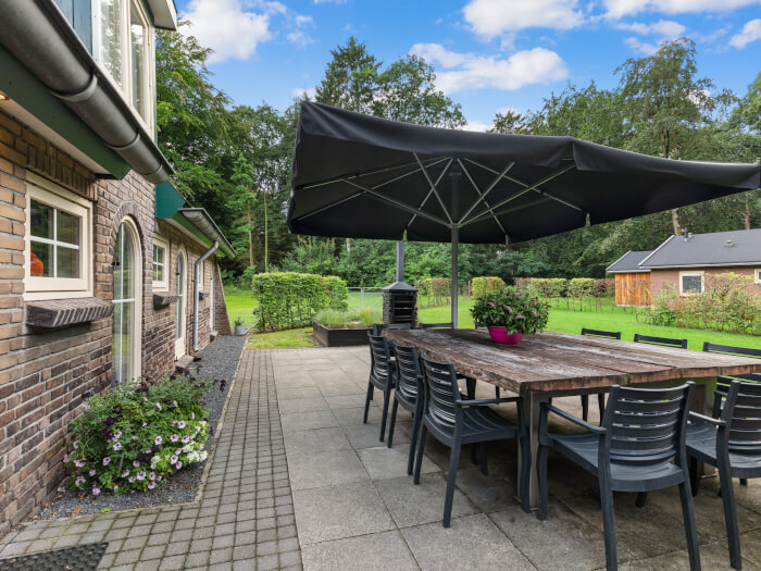 Groepsaccommodatie in Zelhem (Gelderland) voor 12 personen met 4 slaapkamers en 2 badkamers.