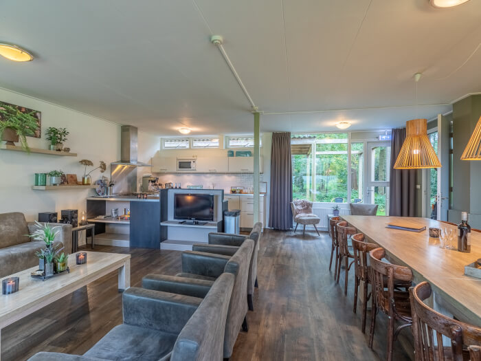 Groepsaccommodatie in Bakkeveen (Friesland) voor 16 personen met 8 slaapkamers en 8 badkamers.