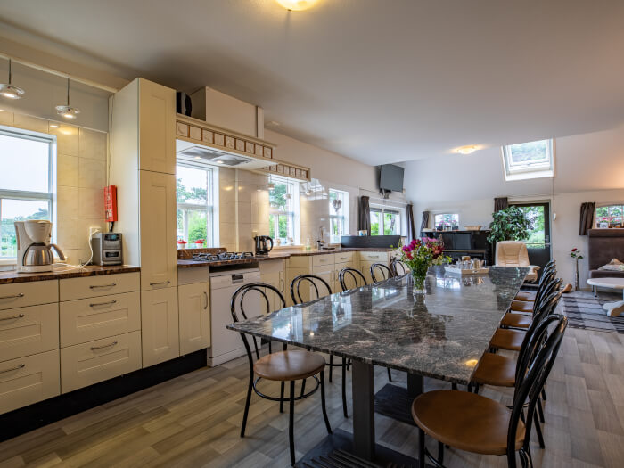 Groepsaccommodatie in Pesse (Drenthe) voor 12 personen met 8 slaapkamers en 5 badkamers.