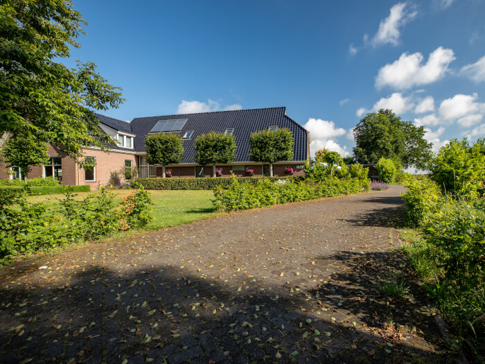 Groepsaccommodatie in Pesse (Drenthe) voor 12 personen met 8 slaapkamers en 5 badkamers.