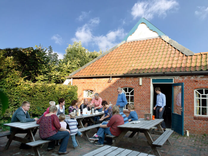 Groepsaccommodatie in Vierhuizen (Groningen) voor 34 personen met 10 slaapkamers en 6 badkamers.