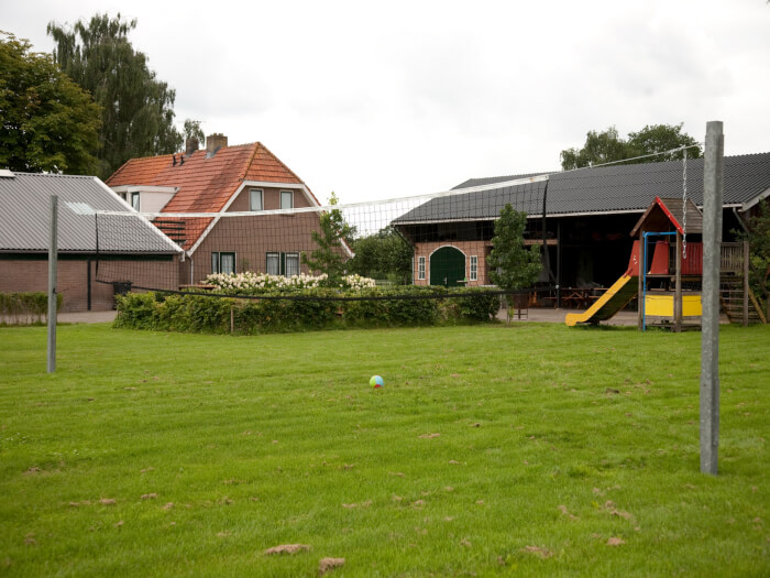 Groepsaccommodatie in Raalte (Overijssel) voor 25 personen met 7 slaapkamers en 4 badkamers.