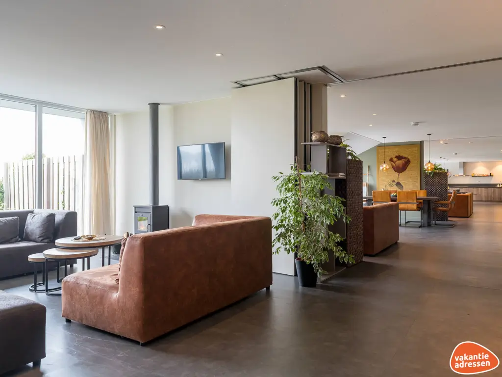 Groepsaccommodatie in Zuidzande (Zeeland) voor 12 personen met 5 slaapkamers en 4 badkamers.