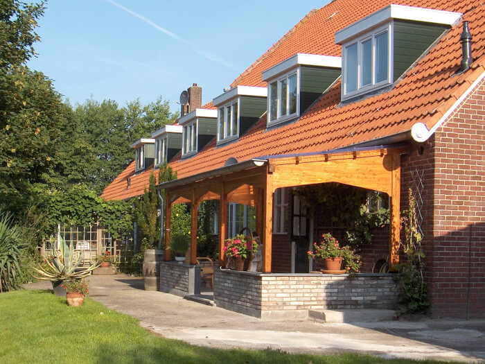 Groepsaccommodatie in Slootdorp (Noord-Holland) voor 17 personen met 6 slaapkamers en 6 badkamers.