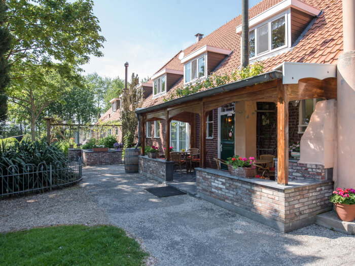 Groepsaccommodatie in Slootdorp (Noord-Holland) voor 17 personen met 6 slaapkamers en 6 badkamers.