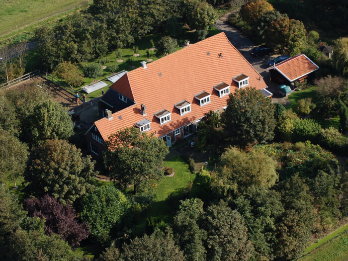 Groepsaccommodatie in Slootdorp (Noord-Holland) voor 17 personen met 6 slaapkamers en 6 badkamers.