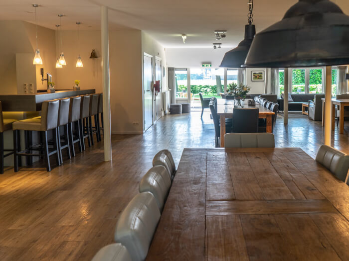Groepsaccommodatie in Witteveen (Drenthe) voor 34 personen met 17 slaapkamers en 15 badkamers.