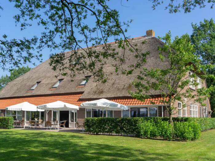Groepsaccommodatie in Witteveen (Drenthe) voor 34 personen met 17 slaapkamers en 15 badkamers.