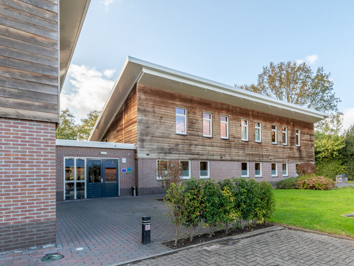 Groepsaccommodatie in Havelte (Drenthe) voor 40 personen met 13 slaapkamers en 15 badkamers.