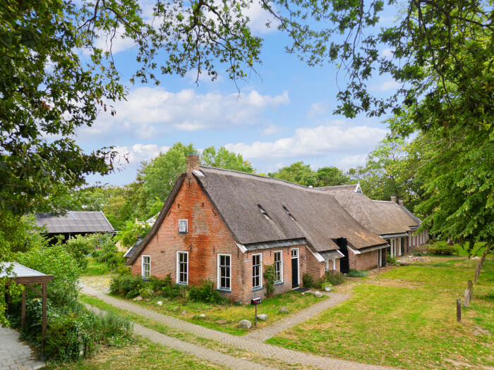 Groepsaccommodatie in Norg (Drenthe) voor 20 personen met 8 slaapkamers en 8 badkamers.