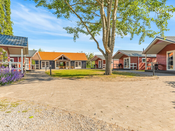 Groepsaccommodatie in Nunspeet (Gelderland) voor 30 personen met 15 slaapkamers en 5 badkamers.