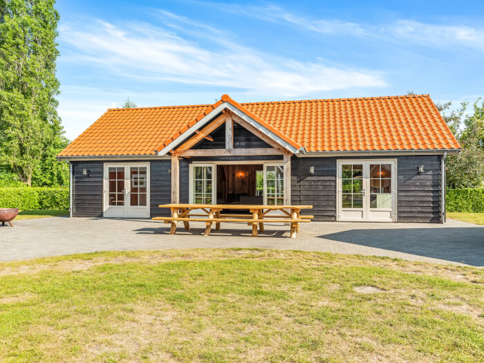 Groepsaccommodatie in Nunspeet (Gelderland) voor 30 personen met 15 slaapkamers en 5 badkamers.