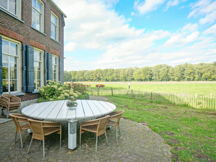 Groepsaccommodatie in Winterswijk (Gelderland) voor 20 personen met 10 slaapkamers en 3 badkamers.