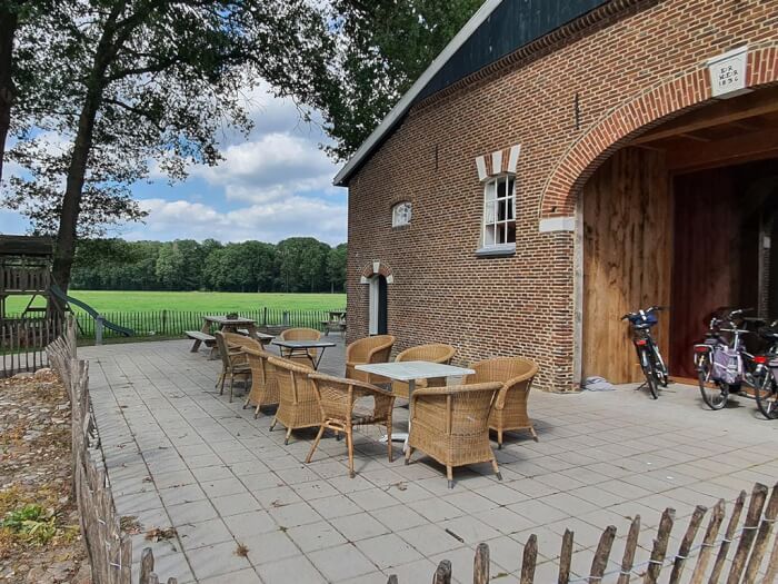 Groepsaccommodatie in Winterswijk (Gelderland) voor 20 personen met 8 slaapkamers en 6 badkamers.