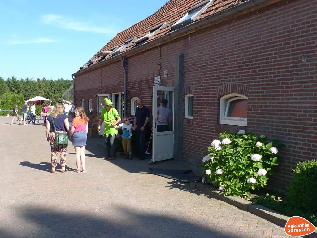 Groepsaccommodatie in Weert (Limburg) voor 18 personen met 5 slaapkamers en 4 badkamers.
