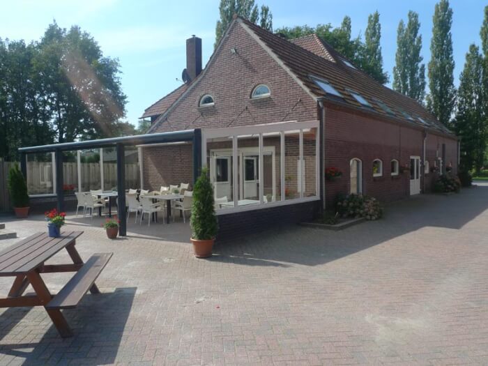 Groepsaccommodatie in Weert (Limburg) voor 18 personen met 5 slaapkamers en 4 badkamers.