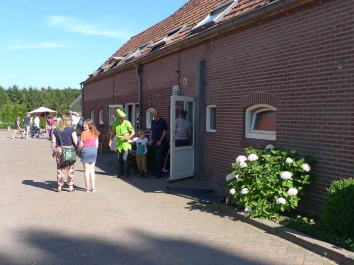 Groepsaccommodatie in Weert (Limburg) voor 18 personen met 5 slaapkamers en 4 badkamers.