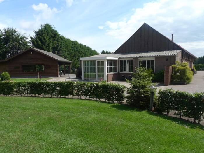 Groepsaccommodatie in Weert (Limburg) voor 22 personen met 10 slaapkamers en 9 badkamers.