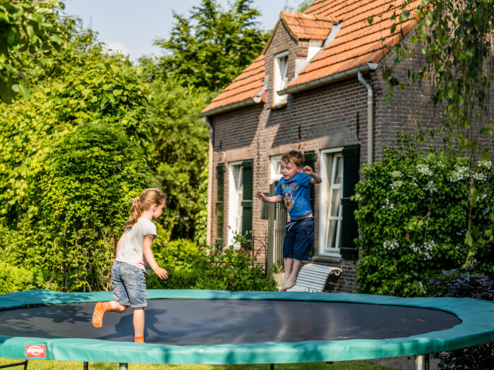 Groepsaccommodatie in Herpen (Noord-Brabant) voor 10 personen met 4 slaapkamers en 2 badkamers.