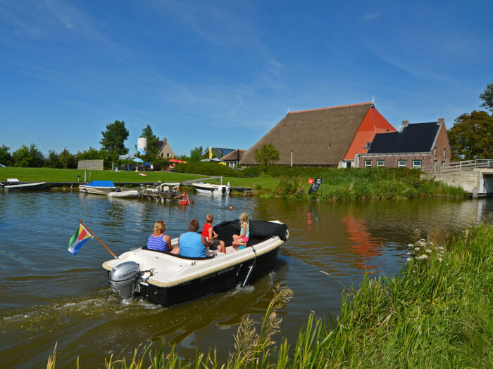 Groepsaccommodatie in St.-Annaparochie (Friesland) voor 22 personen met 8 slaapkamers en 4 badkamers.