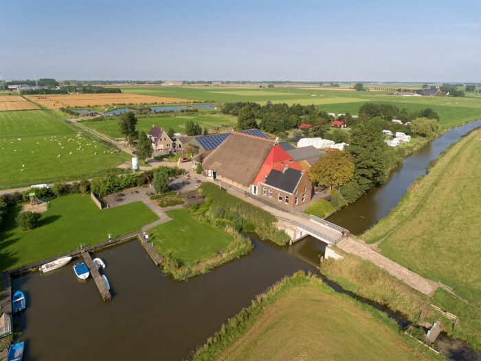 Groepsaccommodatie in St.-Annaparochie (Friesland) voor 22 personen met 8 slaapkamers en 4 badkamers.