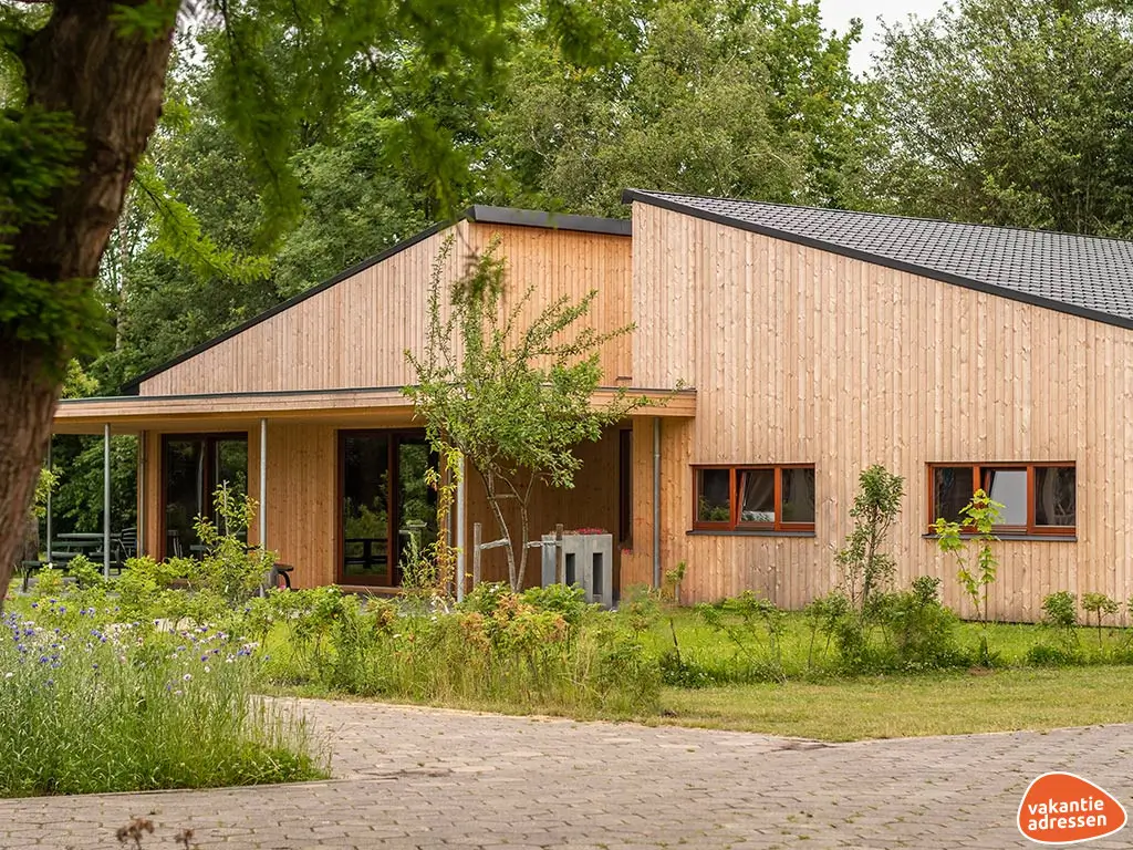Groepsaccommodatie in Loon op Zand (Noord-Brabant) voor 20 personen met 6 slaapkamers en 4 badkamers.