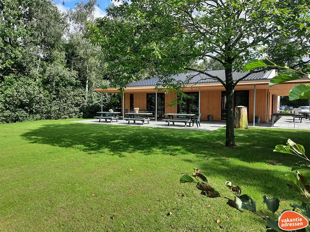 Groepsaccommodatie in Loon op Zand (Noord-Brabant) voor 20 personen met 6 slaapkamers en 4 badkamers.
