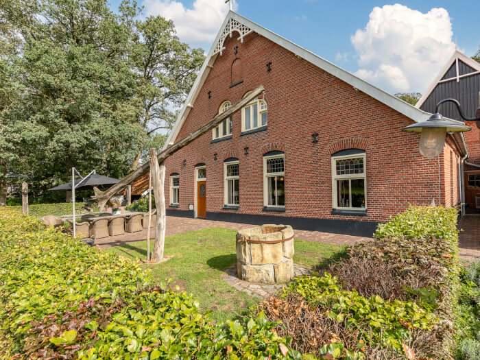 Groepsaccommodatie in Ootmarsum (Overijssel) voor 16 personen met 8 slaapkamers en 2 badkamers.
