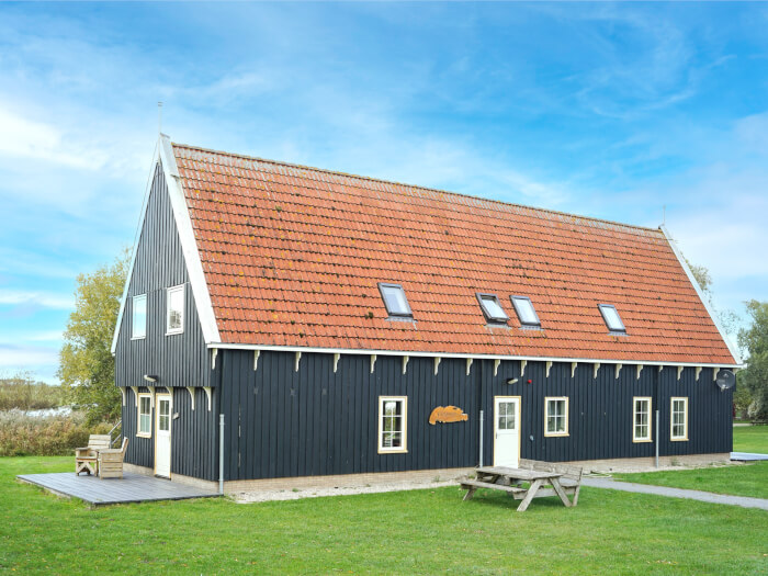 Groepsaccommodatie in Kollumerpomp (Friesland) voor 30 personen met 8 slaapkamers en 3 badkamers.