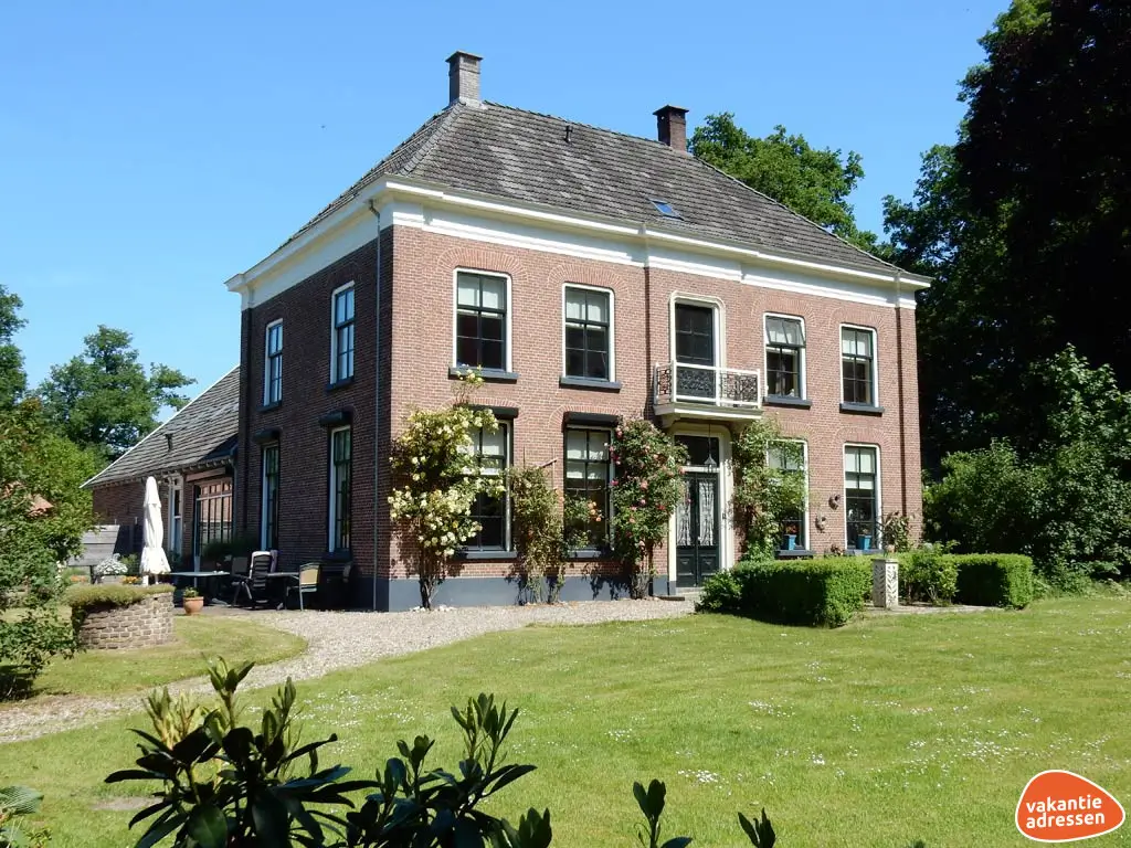 Groepsaccommodatie in Winterswijk (Gelderland) voor 20 personen met 8 slaapkamers en 4 badkamers.