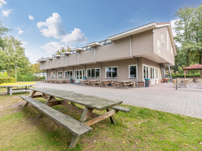Groepsaccommodatie in Rheeze (Overijssel) voor 90 personen met 13 slaapkamers en 11 badkamers.