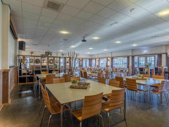 Groepsaccommodatie in Rheeze (Overijssel) voor 90 personen met 13 slaapkamers en 11 badkamers.