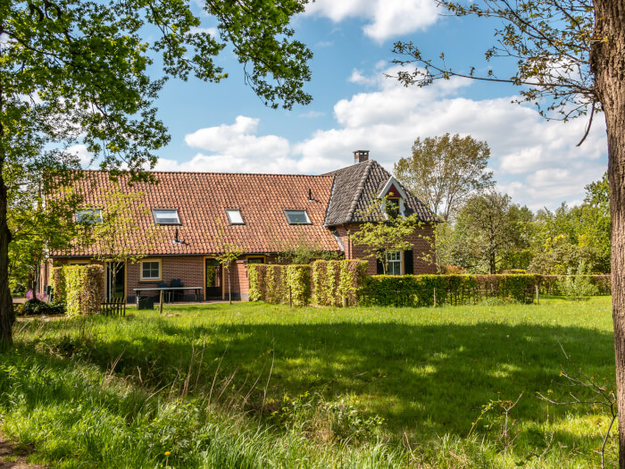 Groepsaccommodatie in Aalten (Gelderland) voor 23 personen met 10 slaapkamers en 3 badkamers.