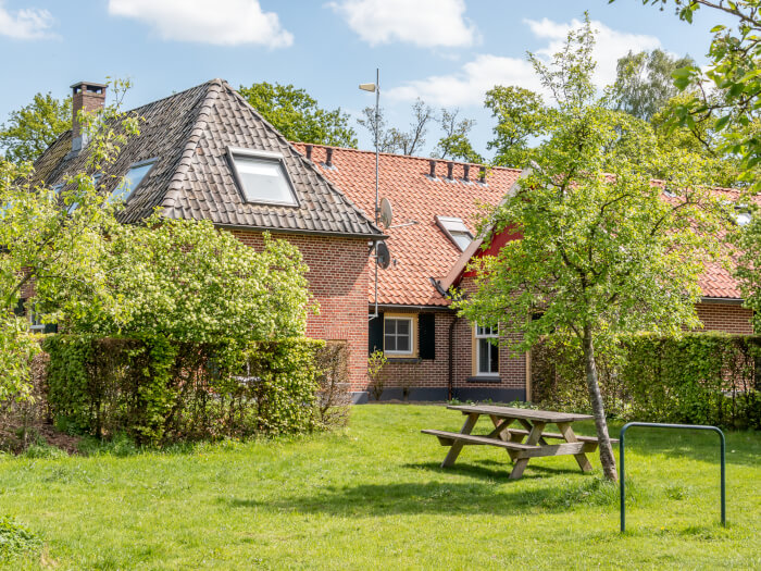 Groepsaccommodatie in Aalten (Gelderland) voor 19 personen met 7 slaapkamers en 2 badkamers.