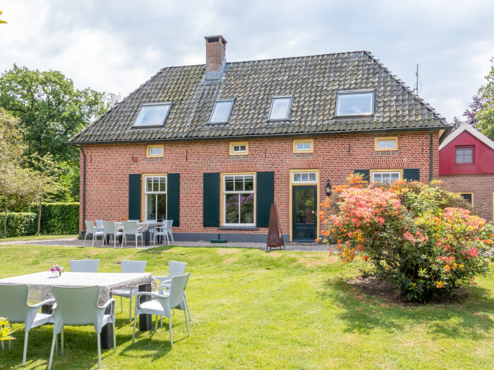Groepsaccommodatie in Aalten (Gelderland) voor 19 personen met 7 slaapkamers en 2 badkamers.