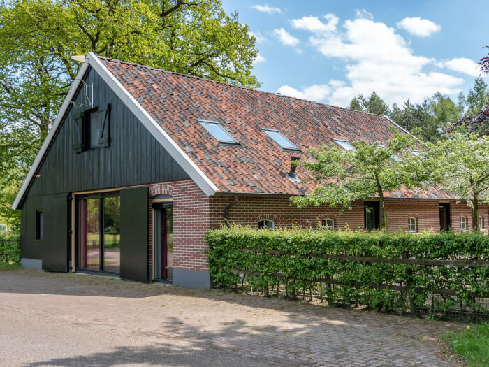 Groepsaccommodatie in Aalten (Gelderland) voor 18 personen met 8 slaapkamers en 3 badkamers.