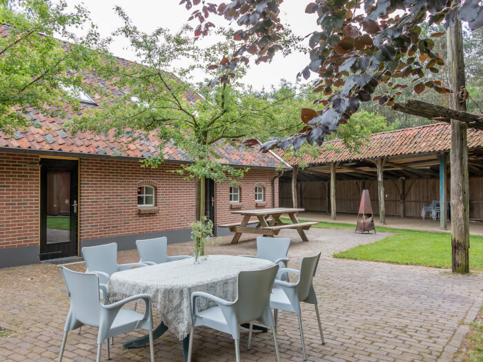 Groepsaccommodatie in Aalten (Gelderland) voor 18 personen met 8 slaapkamers en 3 badkamers.
