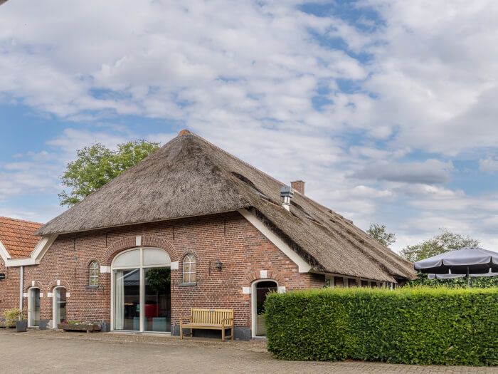 Groepsaccommodatie in Holten (Overijssel) voor 22 personen met 6 slaapkamers en 5 badkamers.