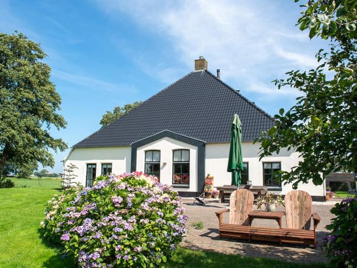 Groepsaccommodatie in Bantega (Friesland) voor 12 personen met 5 slaapkamers en 5 badkamers.
