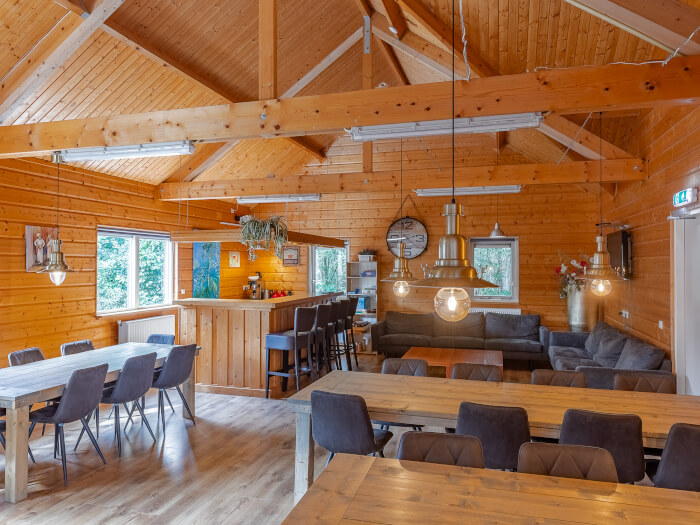 Groepsaccommodatie in Geesteren (Gelderland) voor 22 personen met 7 slaapkamers en 5 badkamers.