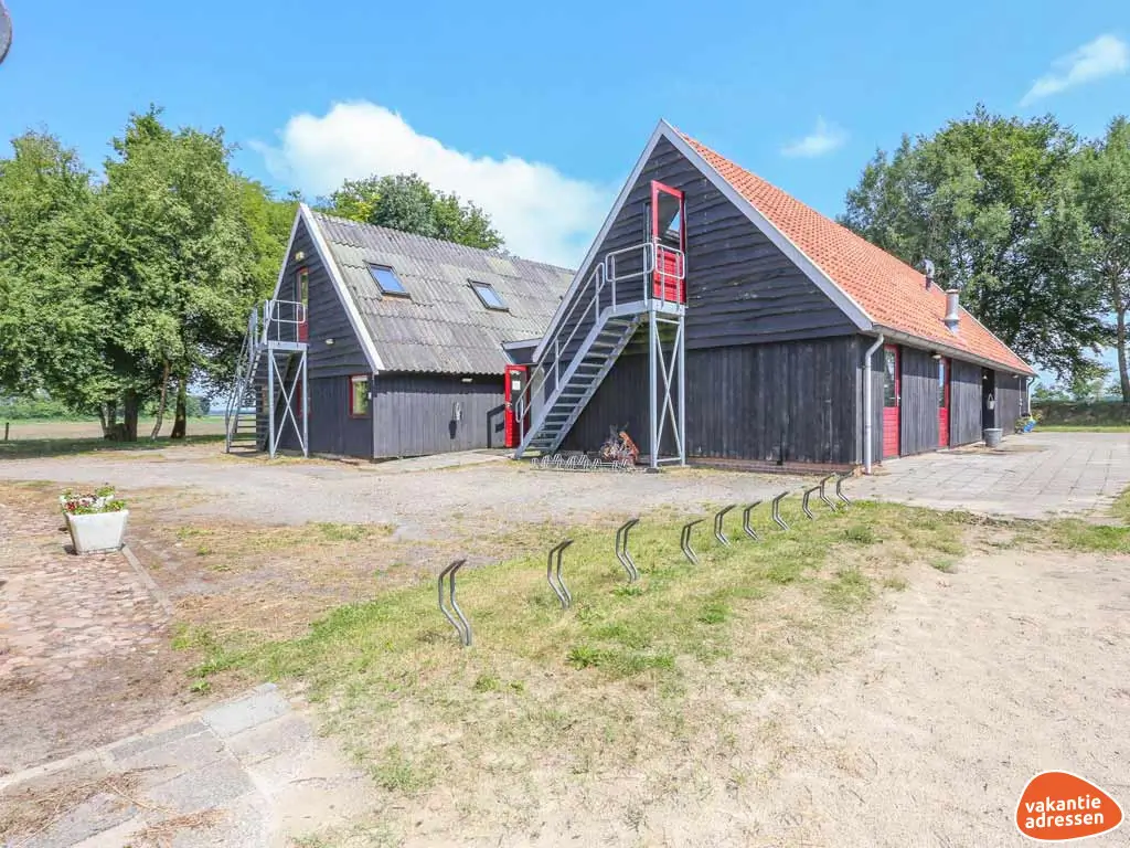 Groepsaccommodatie in Dwingeloo (Drenthe) voor 70 personen met 10 slaapkamers en 8 badkamers.