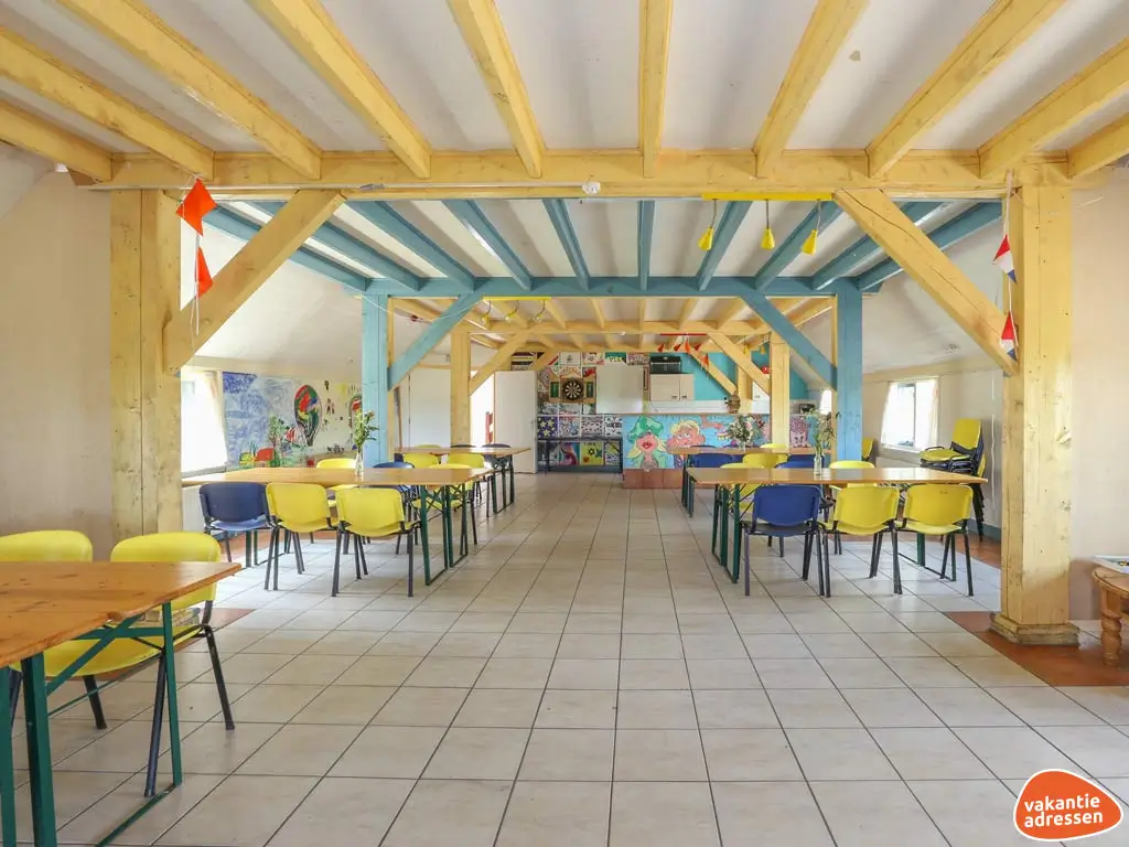 Groepsaccommodatie in Dwingeloo (Drenthe) voor 70 personen met 10 slaapkamers en 8 badkamers.