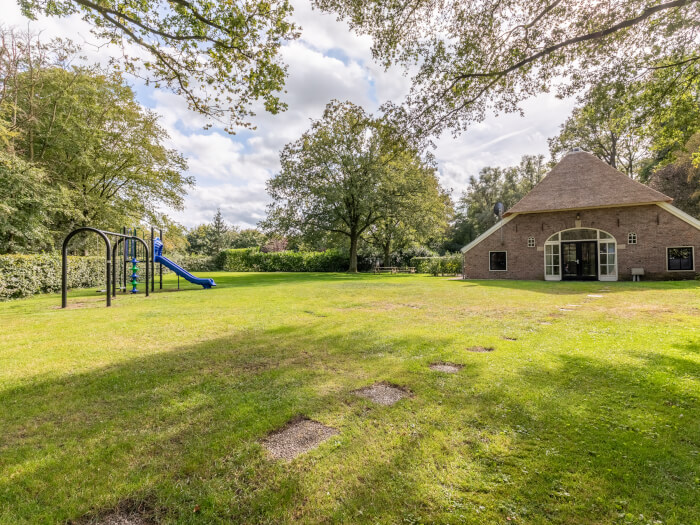 Groepsaccommodatie in Geesteren (Gelderland) voor 30 personen met 6 slaapkamers en 4 badkamers.