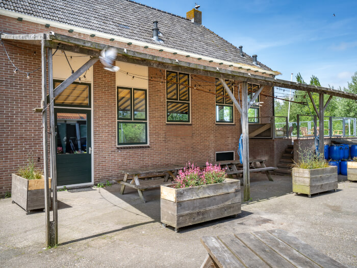 Groepsaccommodatie in Idskenhuizen (Friesland) voor 22 personen met 2 slaapkamers en 5 badkamers.