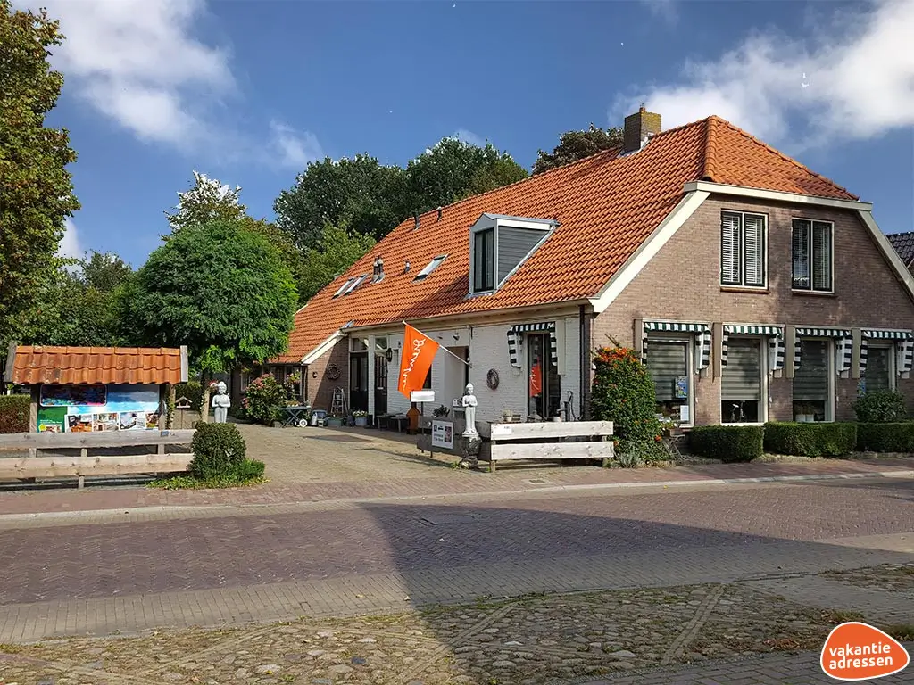 Groepsaccommodatie in Diever (Drenthe) voor 21 personen met 9 slaapkamers en 6 badkamers.