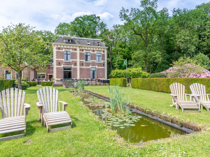 Groepsaccommodatie in Winterswijk (Gelderland) voor 20 personen met 8 slaapkamers en 8 badkamers.